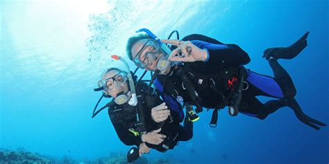 Curacao scuba dive travel guide .